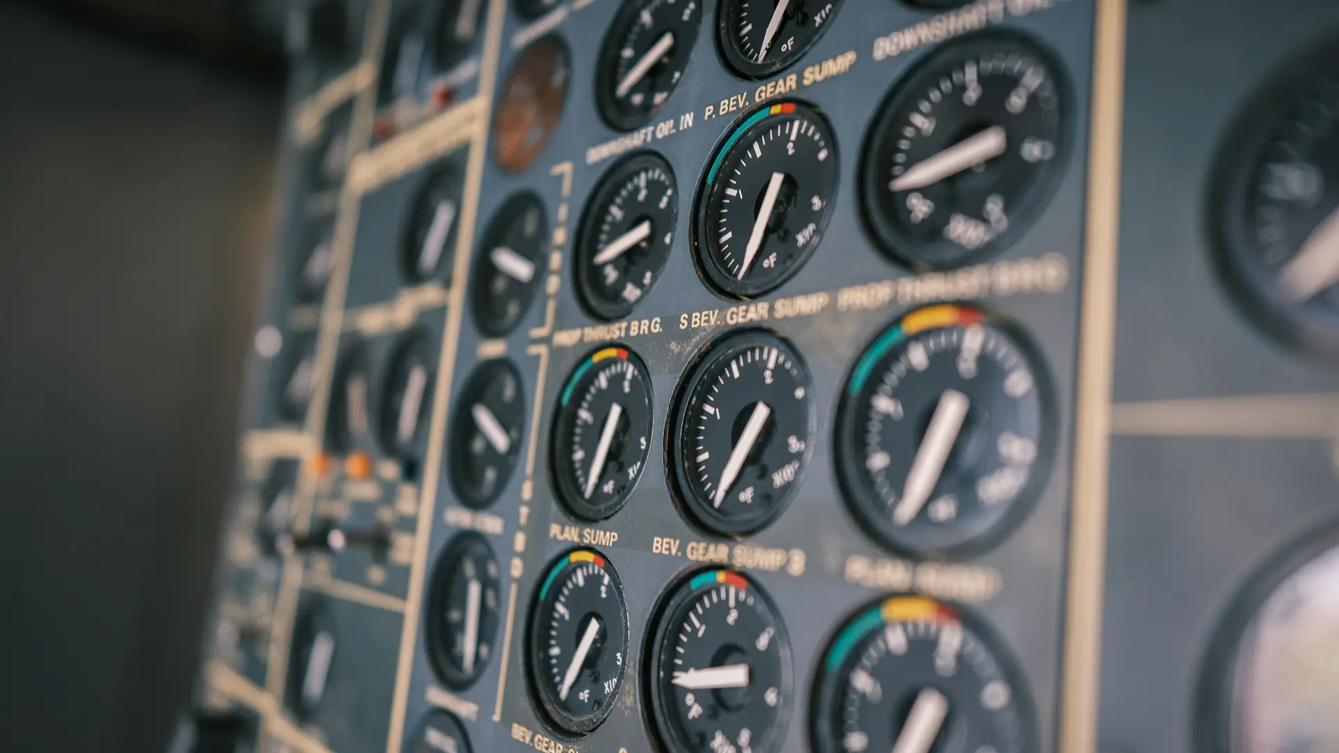 Aircraft cockpit instrument panel